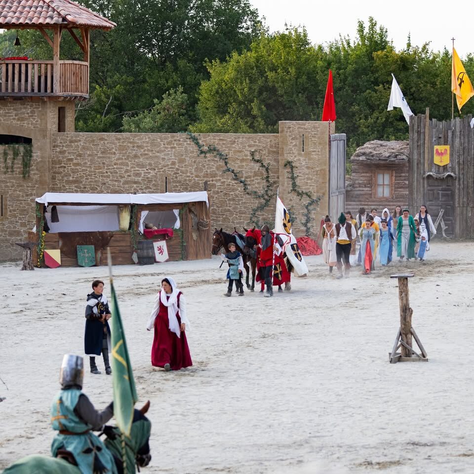 Cortège devant le château