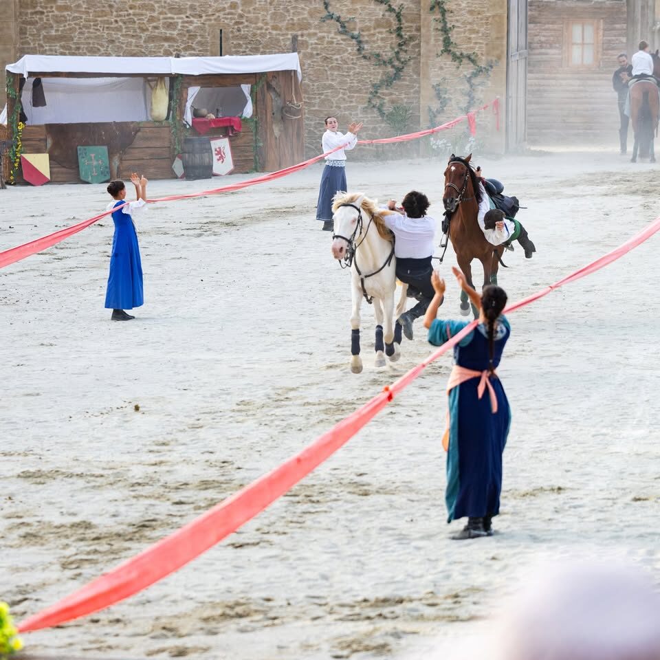 Cascadeurs à cheval récupérant des rubans au galop