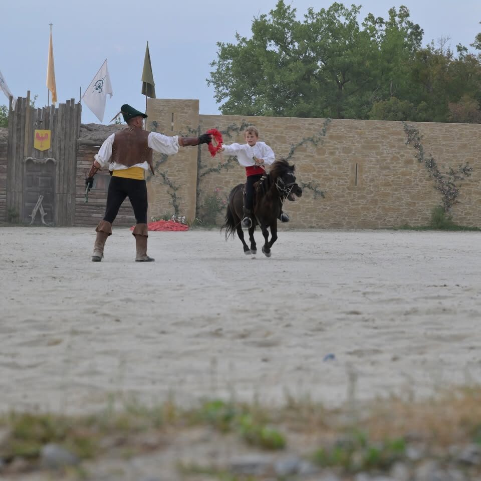 Jeune cavalier recevant un fanion